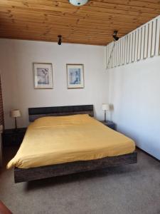 um quarto com uma cama grande num quarto em Vakantieboerderij Misset em Goor