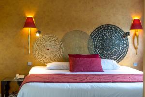 una camera con un grande letto con due lampade di Best Western Adagio Saumur a Saumur