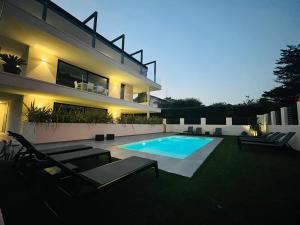 dom z basenem na dziedzińcu w obiekcie AD Suite Apartment w mieście Riva del Garda