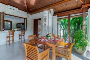 a dining room with a table and chairs at Villa Istana 1 in Seminyak