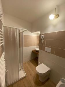 TuraniaにあるB&B La Cortesiaのバスルーム(シャワー、トイレ付)