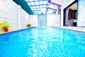 una piscina de agua azul en un edificio en Casa RPM, en Lonavala