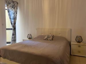 Кровать или кровати в номере Seafront apartment in St Julians