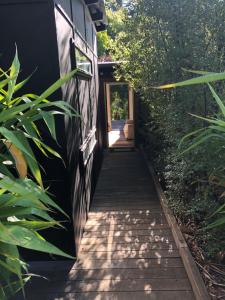 une passerelle menant à une maison avec une porte dans l'établissement The Stewart, à Margaret River Town