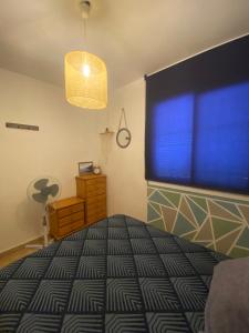 - une chambre avec un grand écran sur le mur dans l'établissement Casa du voyage, à Boquilla