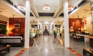 een lobby met banken en een trap in een gebouw bij Luangprabang View Hotel in Luang Prabang