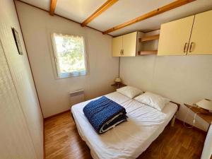 Ένα ή περισσότερα κρεβάτια σε δωμάτιο στο Chalet LA PERCHE au bord de l'eau +10 φωτογραφίες