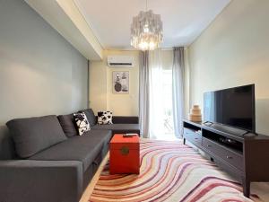 Μια τηλεόραση ή/και κέντρο ψυχαγωγίας στο Michael - 1BR in the Heart of Ancient Athens