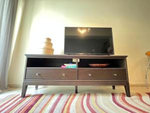 Μια τηλεόραση ή/και κέντρο ψυχαγωγίας στο Michael - 1BR in the Heart of Ancient Athens +3 φωτογραφίες