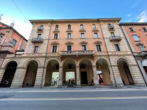 un grand bâtiment sur le côté d'une rue dans l'établissement Indipendenza Mansion City Centre, à Bologne