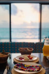 江比阿尼的住宿－Villa Citrus Zanzibar，一张桌子,上面放着两盘食物和饮料