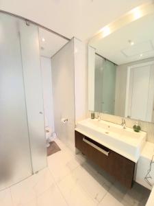 y baño con lavabo y espejo. en Sandton Skye Executive Suite-2 en Johannesburgo