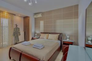 Postel nebo postele na pokoji v ubytování TheaLuxuryVilla + 32 fotografií