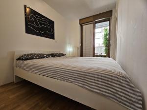 sypialnia z łóżkiem w pokoju z oknem w obiekcie MSS Spot w Zagrzebiu