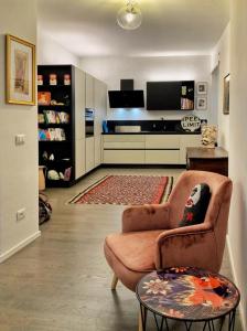 Casa del vicolo Fortunato في تشيفيتافيكيا: غرفة معيشة مع أريكة وطاولة
