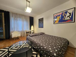 1 dormitorio con cama y mesa de cristal en MSS Spot en Zagreb