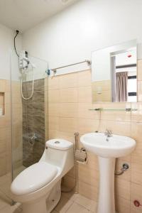 マニラにあるSt. Marvin Studio Makati M203のトイレ、洗面台、シャワー付きのバスルーム