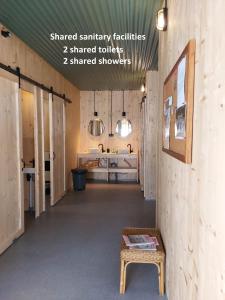 a hallway with a bench in a room at Kampeerplaats Glamping Essenhof in Aagtekerke