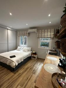 Llit o llits en una habitació de Theodore's cosy apartment