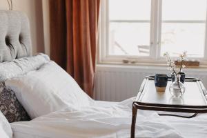 錫姆里斯港的住宿－Sköllengården，一间卧室配有一张带咖啡桌的床