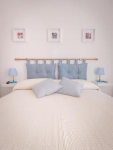 a bedroom with a large white bed with two lamps at A 50 scalini dal mare - Camera Doppia Privata in Maratea