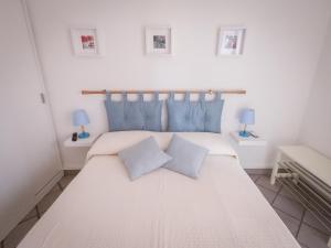 una camera da letto con un grande letto bianco con due cuscini di A 50 scalini dal mare - Camera Doppia Privata a Maratea