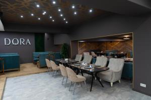 comedor con mesa y sillas en Dora Hotel en Shymkent