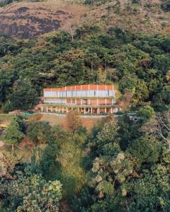 una vista aérea de un edificio en medio de un bosque en Arangala Forest Lodge en Naula