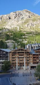 ein großes Gebäude vor einem Berg in der Unterkunft Résidence Alpina Lodge by Valdiski in Val dʼIsère