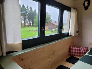 Zimmer mit Fenster und Blick auf ein Feld in der Unterkunft Woidwogn in Mauth