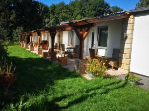 un pergolato sul lato di una casa di Green Apartments a Luštěnice