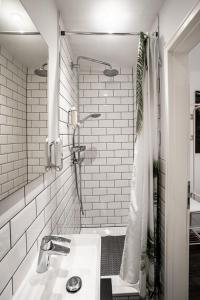 Ванна кімната в Boxi Jungle House - unique in Friedrichshain - 3BR