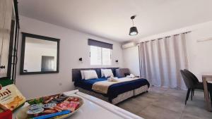 Postel nebo postele na pokoji v ubytování Nissi Avenue Studio 3