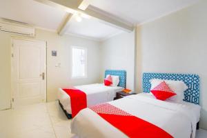 En eller flere senge i et værelse på Capital O 3359 Pondok Wisata Jaden Trawas Mojokerto