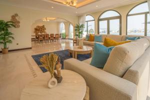 Posezení v ubytování HiGuests - Palm Beach Paradise Villa with Private Pool