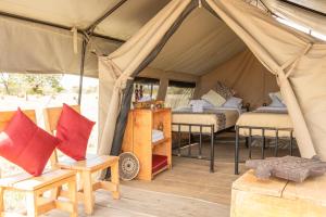 sypialnia z 2 łóżkami w namiocie w obiekcie Africa Safari Serengeti Ikoma Camping w mieście Serengeti