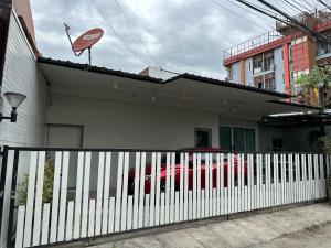 El edificio en el que está la casa vacacional
