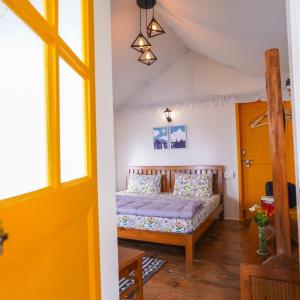 Moksham Himalayan Campsite Pangot客房内的一张或多张床位