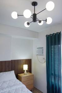 een slaapkamer met een bed en een plafondventilator bij Studio condo for rent in Bacolod