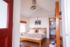 Moksham Himalayan Campsite Pangot客房内的一张或多张床位