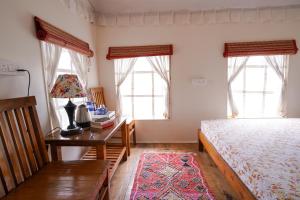 Moksham Himalayan Campsite Pangot客房内的一张或多张床位