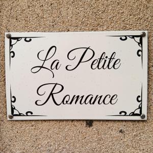 SiranにあるLa Petite Romance - Gîte 3 étoilesの壁掛けの小さな恋愛を読む看板