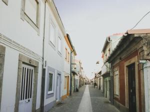 pusta ulica w mieście z budynkami w obiekcie CASA DA RIBEIRA w mieście Viana do Castelo