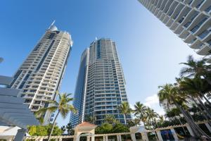twee hoge gebouwen in een stad met palmbomen bij Chevron Renaissance - Resort Style Living by Gold Coast Premium in Gold Coast