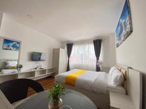 een hotelkamer met een bed en een tafel erin bij Himalayan laligurans Hospitality in Kathmandu