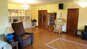 a living room with a chair and a table at Hosteria De Langre in Langre