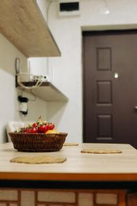 einen Korb mit Tomaten auf einer Küchentheke mit einer Tür in der Unterkunft Flat in Petrosani in Petroşani