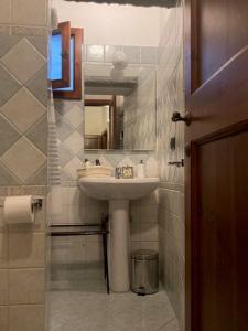 uma casa de banho com um lavatório e um espelho em Central and quiet apartment em Florença