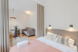 ein Schlafzimmer mit einem Bett, einem Stuhl und einem Tisch in der Unterkunft Modern apartment in City Centre in Danzig