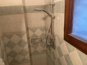 uma casa de banho com uma cabeça de chuveiro em Central and quiet apartment em Florença